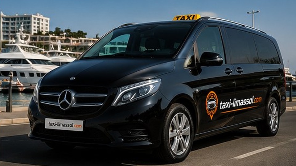 Black Mercedes V-Class taxi for up to seven passengers
